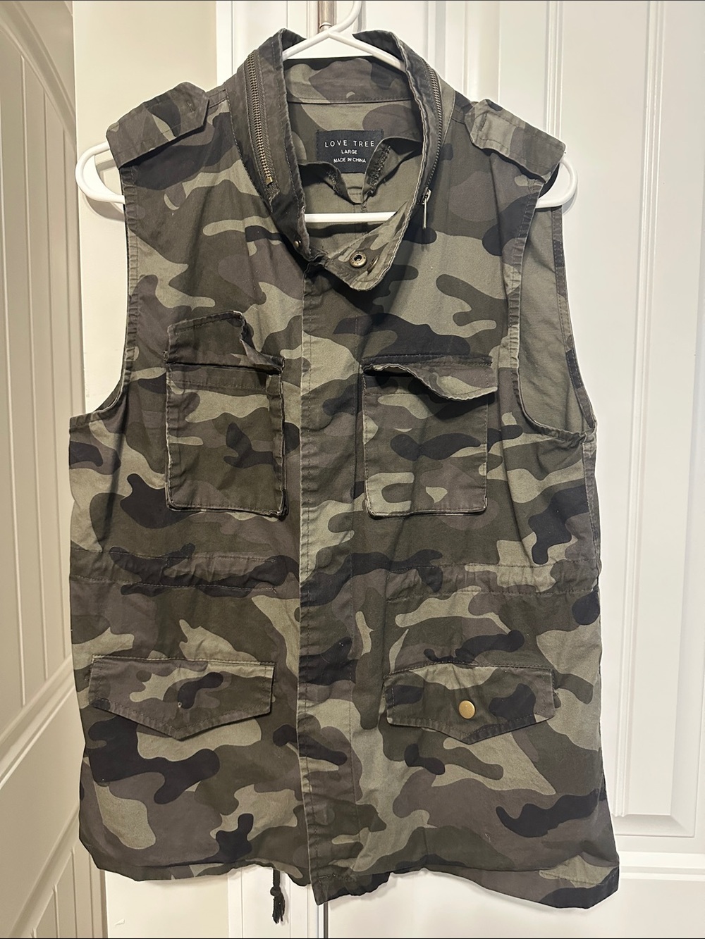 Love Tree Women's Sleeveless Camo Utility Vest in Olive and Dark Green